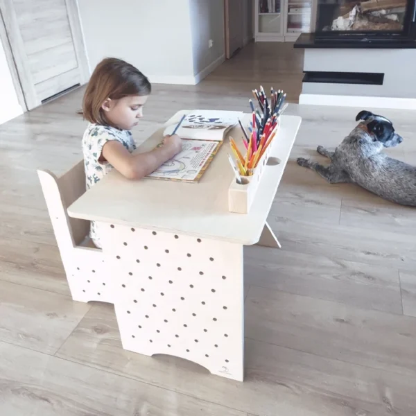 Drewniane biurko i krzesło Montessori - zestaw dla dzieci
