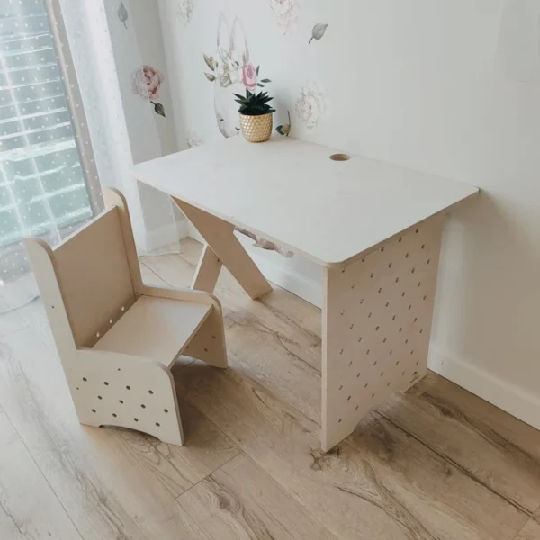 Drewniane biurko i krzesło Montessori - zestaw dla dzieci - obrazek 3